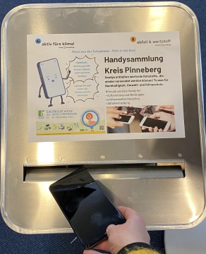 Handyeinwurf in die Sammelbox Handyeinwurf in die Sammelbox