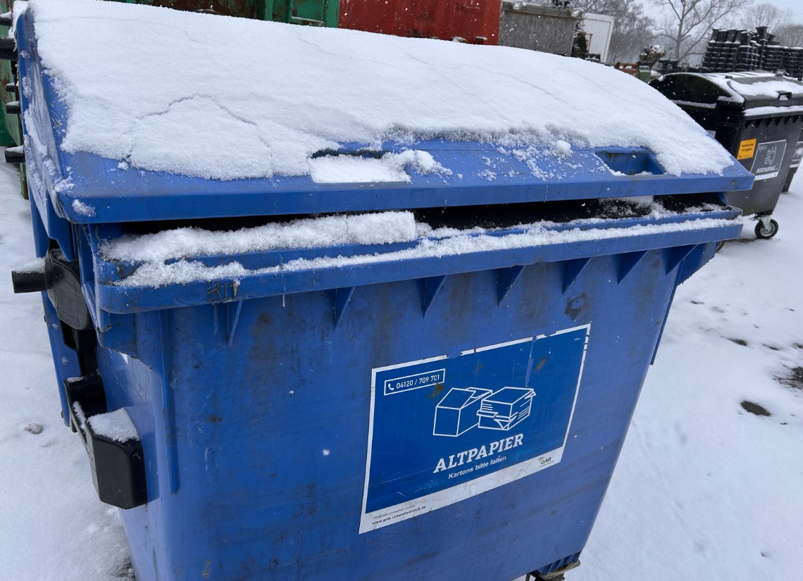 Papiercontainer im Winter
