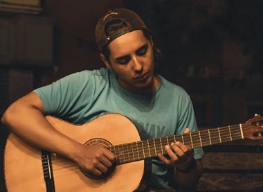 Junge mit Gitarre_pexels-diego-torrijos-380x275