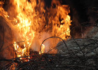 Osterfeuer - keine Abfälle verbrennen!