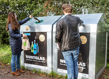 Glas-Sammlung_Einwurf in Container